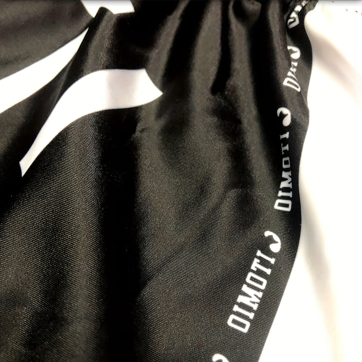 Short muay thai OIMOTI Khan Phun-Noir/Blanc Nakmuay